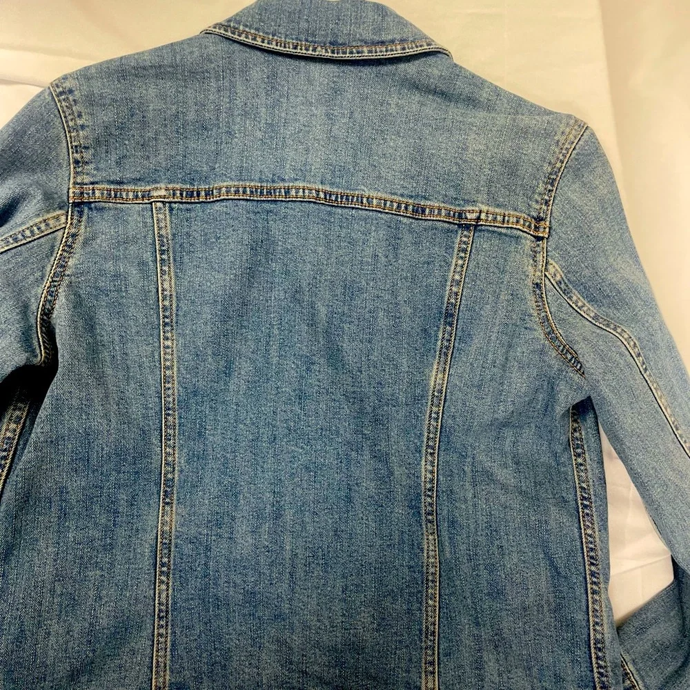 Old Navy Classic Jean Jacket! Size M - Picture 4 of 7